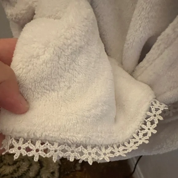Subtle Luxury White Robe - Picture 3 of 8